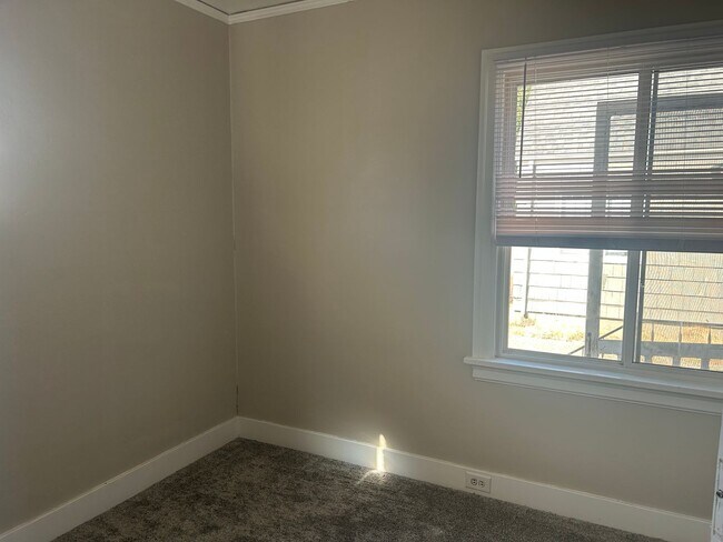 Building Photo - Charming 3 Bedroom Home
