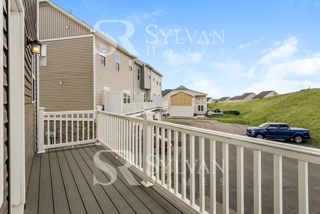 Building Photo - Don't miss out on this charming townhome!