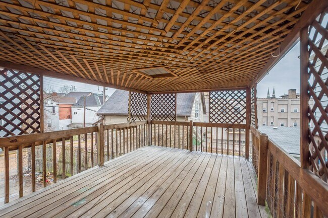 Building Photo - Stunning 3 bedroom home in McKees Rocks available May 15!