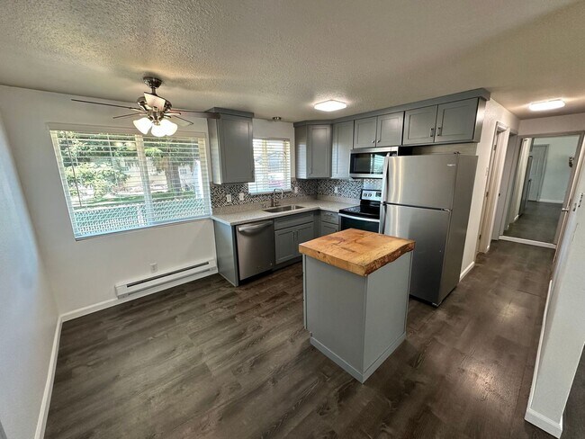 Building Photo - upgraded 2 bedroom 1 bath condo in downtow...