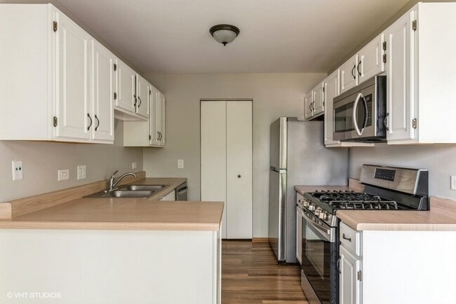 Building Photo - 302 Newport Ln