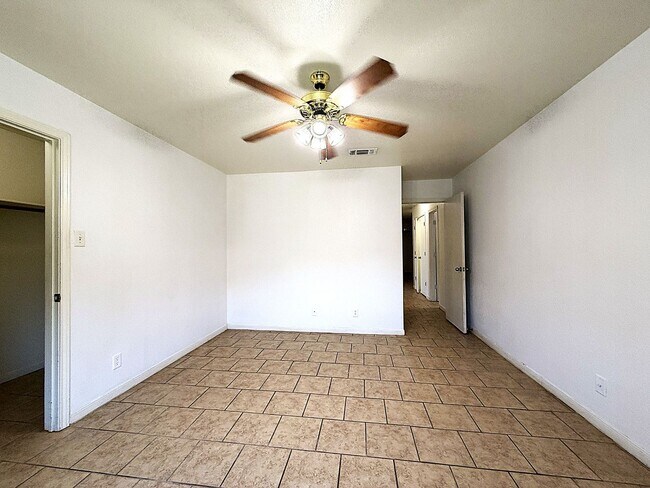 Building Photo - 1304 Cinch Dr