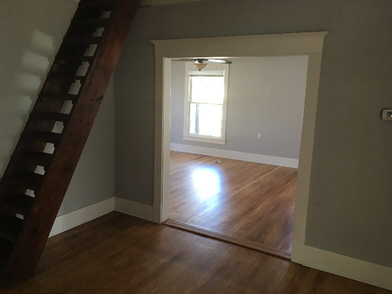 Building Photo - 216 E 2nd St