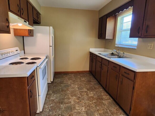 Building Photo - 2 Bed 1 1/2 Bath Duplex on Terre Hautes Northside