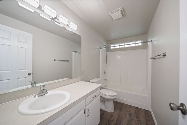 Building Photo - Classic rambler has 3 bedrooms, 1.75 baths, North Thurston School District