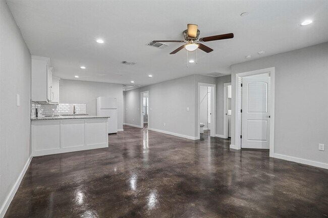Building Photo - 410 S Mirick Ave
