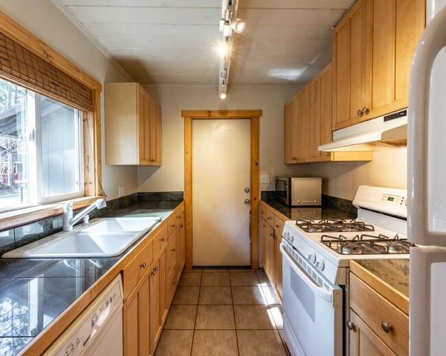 Building Photo - Charming pet friendly craftsman style home...