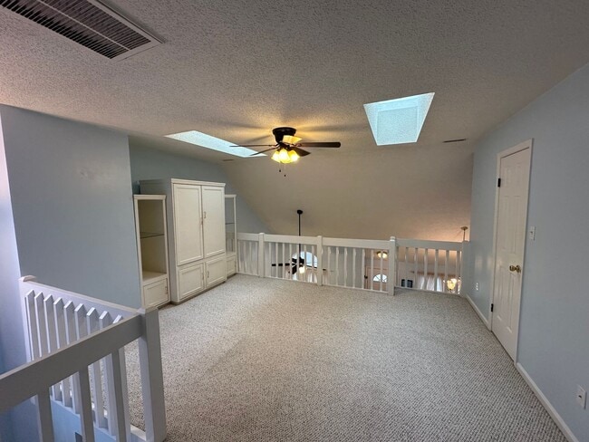 Building Photo - End Unit Townhouse for Rent