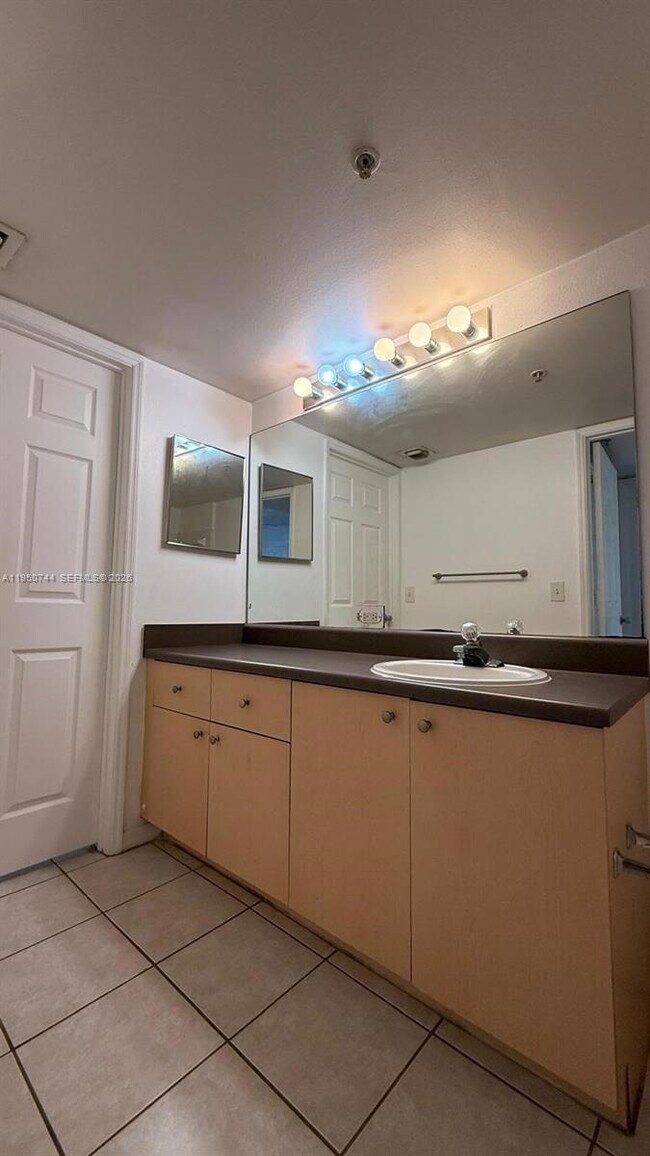 Building Photo - 2494 Centergate Dr