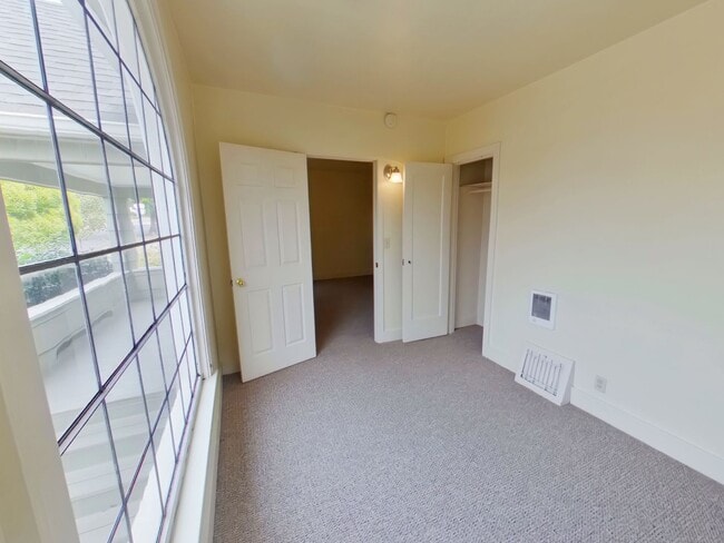 Building Photo - Large Classic Campus Home