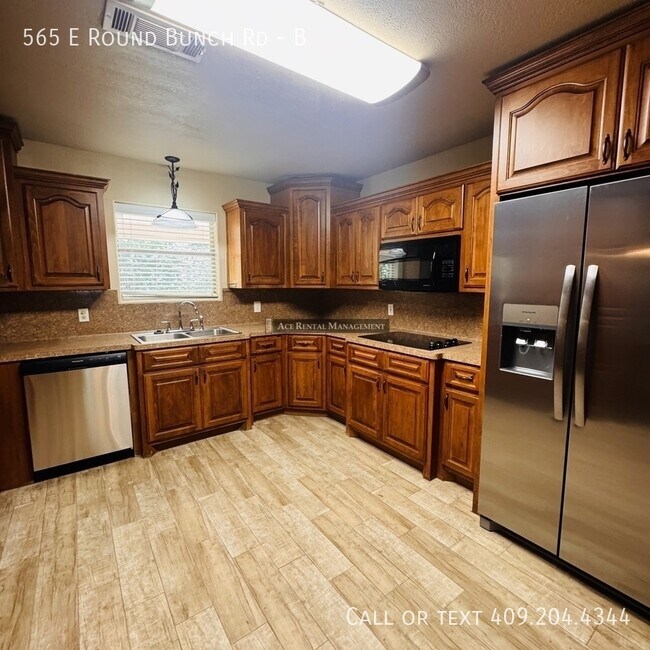 Building Photo - 565 E Roundbunch Rd