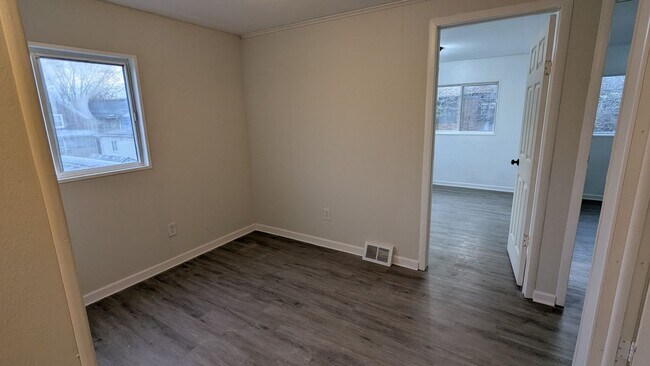 Building Photo - Charming 5-bedroom home located in the heart of Akron