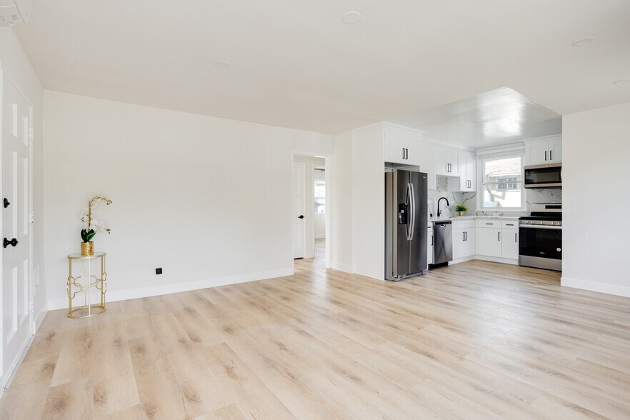 Primary Photo - 617 N Rosemary Ln