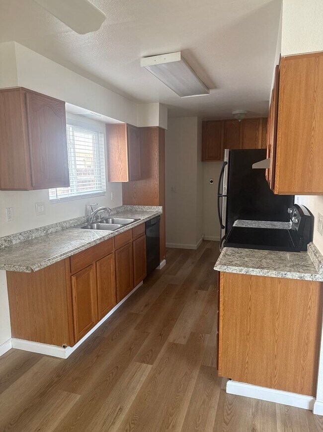 Building Photo - Freshly Updated Rental in Santana Ranch Estates!