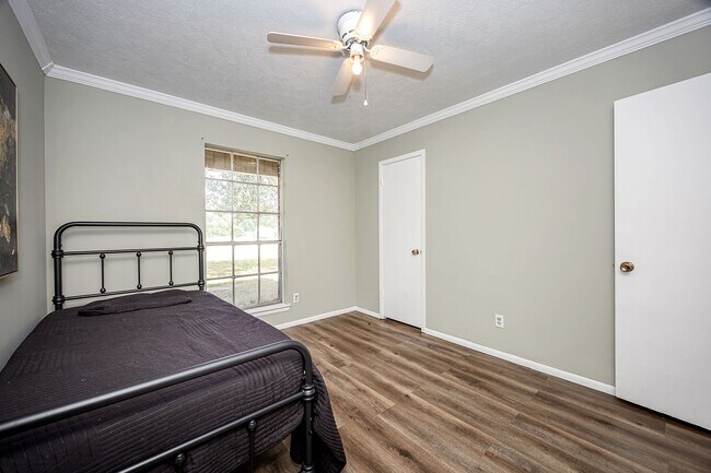 Building Photo - Move in ready 3 Bed 2 Bath Home in East Central School District!