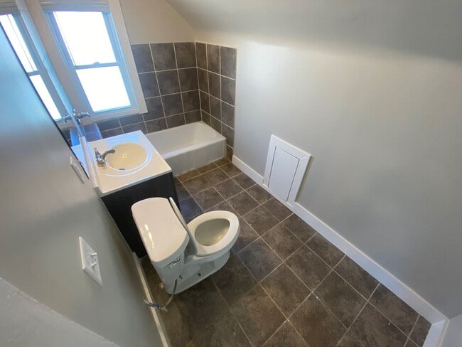 Building Photo - Newly Renovated 3 Bed 2 Bath Home