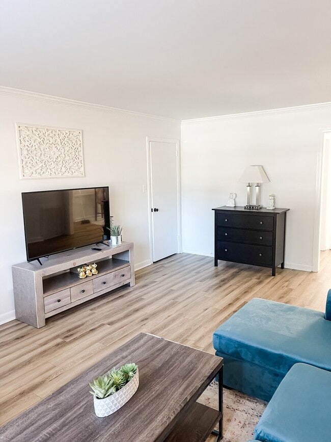 Building Photo - Charming Apt near Savannah's Historic District! Unit 1