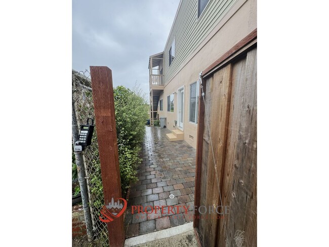 Building Photo - 116 Madrone Ave