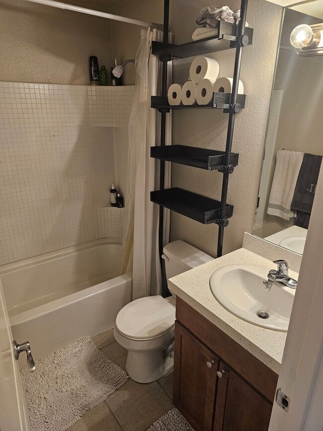 Building Photo - 2 Bed Condo by Tacoma General Hospital!