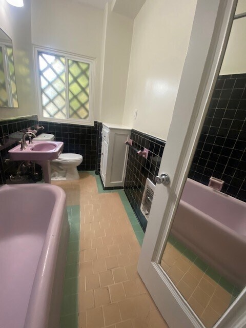 Building Photo - 152 S Sycamore Ave