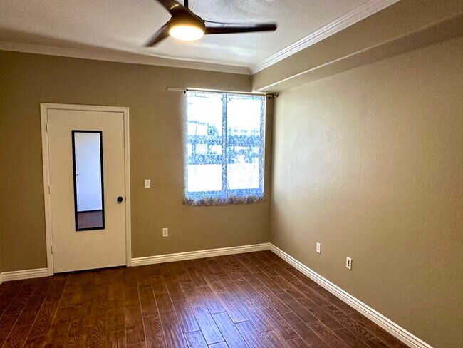 Building Photo - Fantastic Brick Commons condo in ideal loc...