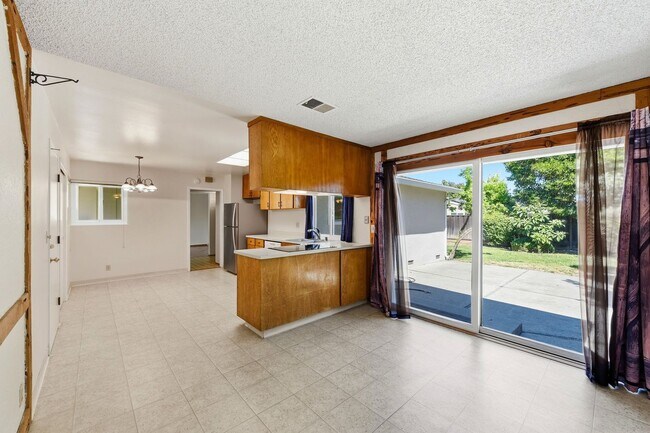 Building Photo - 5880 Taormino Ave