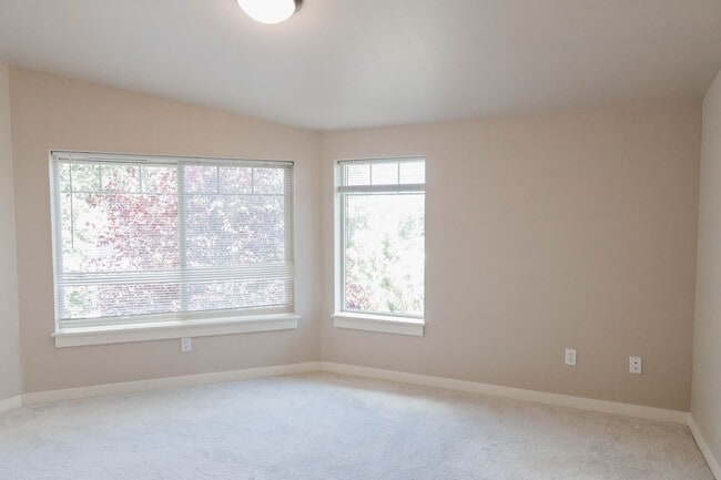 Building Photo - Townhouse Move-In Special – Half Month Free! Beautiful townhouse 3 beds 2.5 baths and garage.