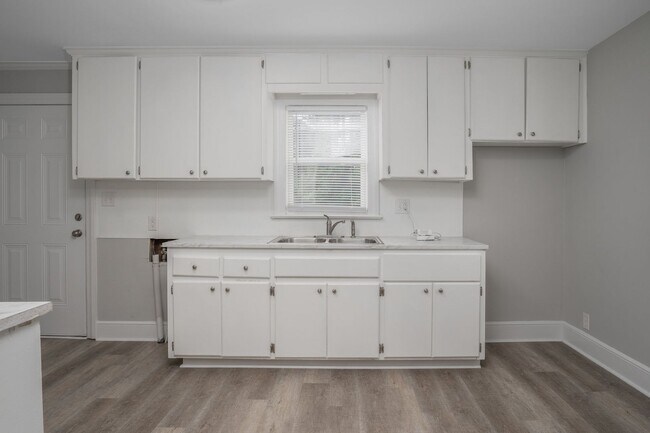 Building Photo - Quiet country living in the middle of it a...