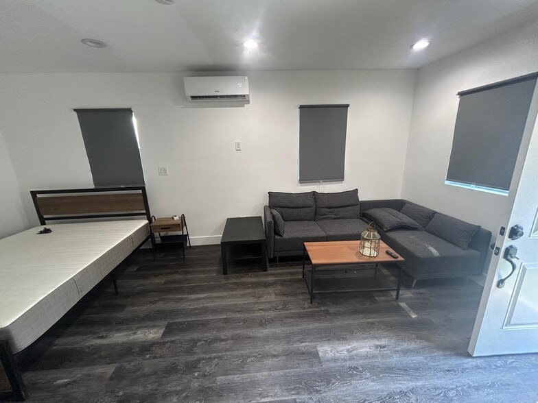 Building Photo - 19138 Oxnard St