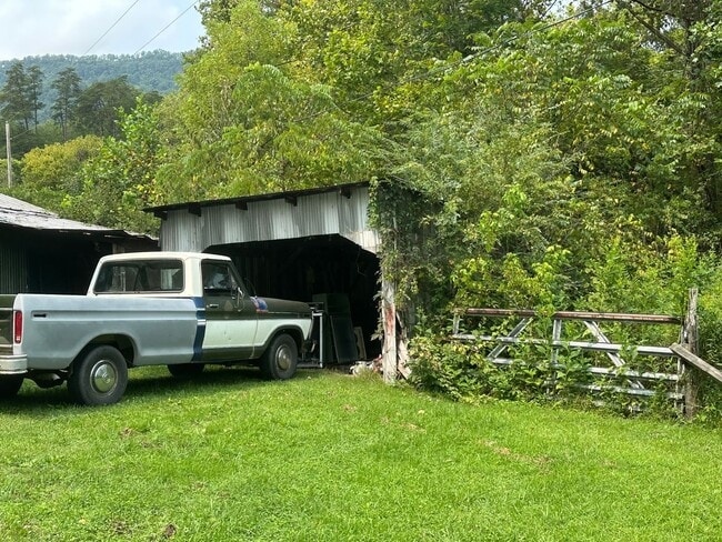 Building Photo - 3 bedroom/1 bath house  Fall Branch, TN
