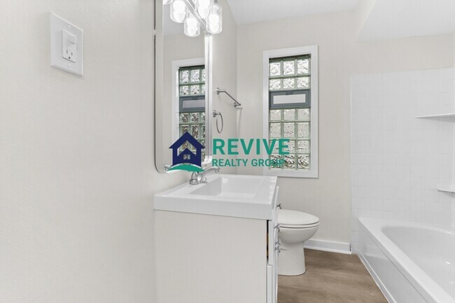 Building Photo - 131 Doremus Ave