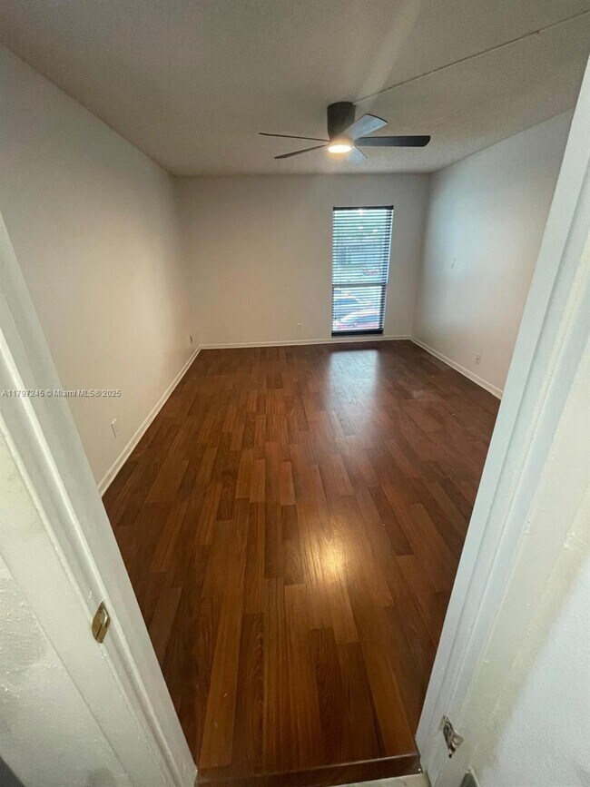 Building Photo - 454 N Laurel Dr