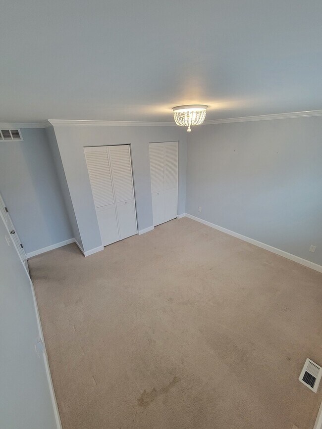 Building Photo - 203 Meadows Dr