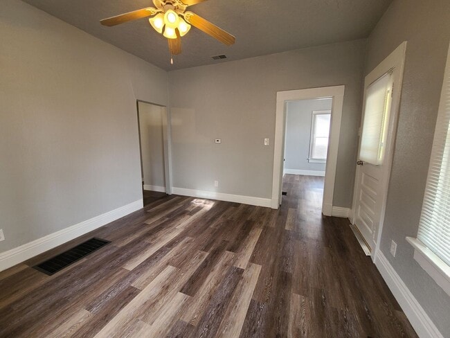 Building Photo - Historic 3 Bedroom West Side Home