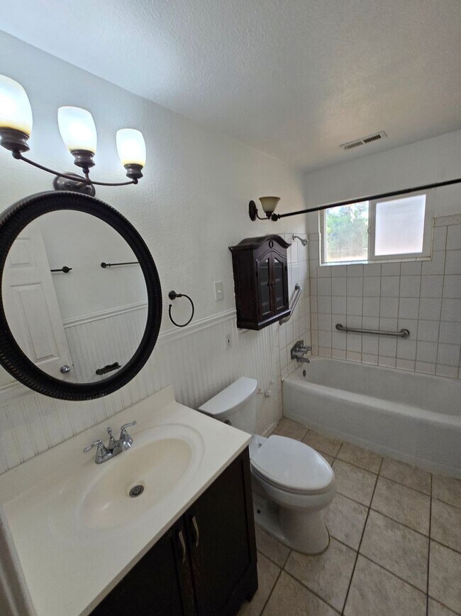 Building Photo - West-Flagstaff 4bd/2ba House Near NAU & CCC -Students & Pets OK!! Avail. July 10th!
