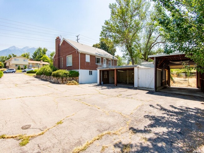 Building Photo - Spacious 2 Bd Main Level Duplex
