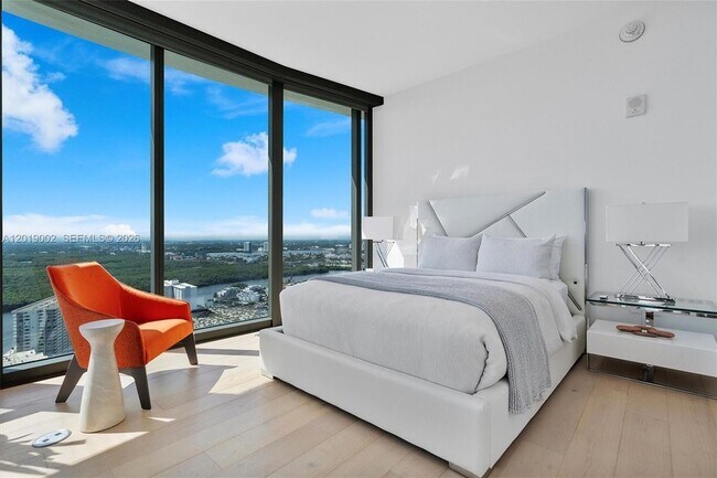 Building Photo - 15701 Collins Ave