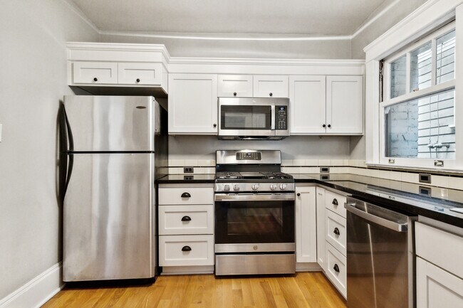 Building Photo - 118 NW King Ave