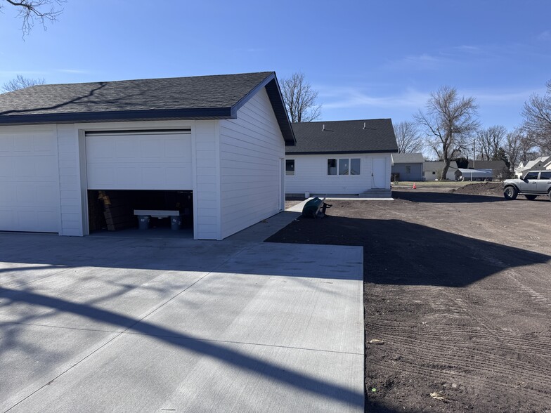 Building Photo - 202 E Plum St