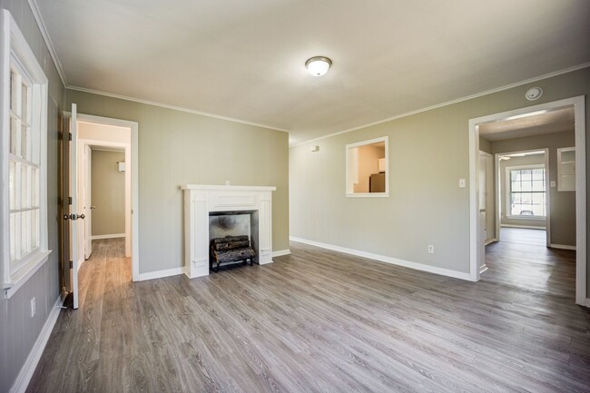 Building Photo - Freshly Updated 3 Bedroom Home