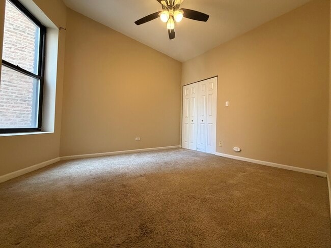 Building Photo - 4055 S Calumet Ave