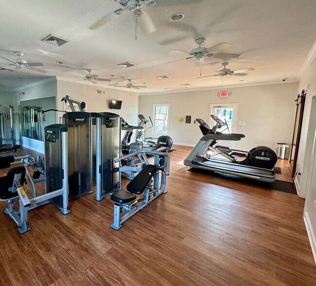 Building Photo - ELITE Townhome on Market Common! Move in ready! Make it YOURS for the Holidays!