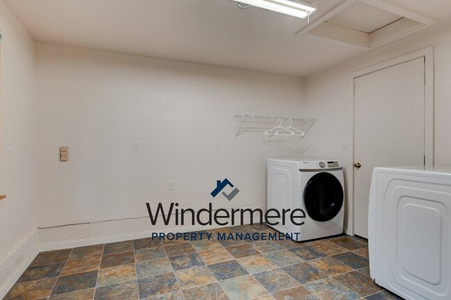 Building Photo - Three Bedroom, Two Bath Waterview