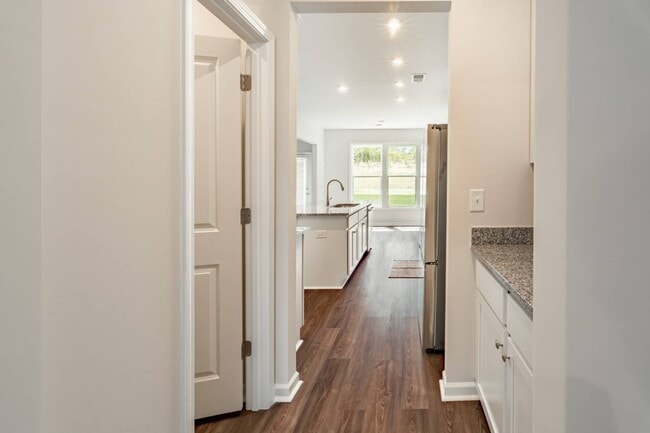 Building Photo - 421 Midland Pnes Dr