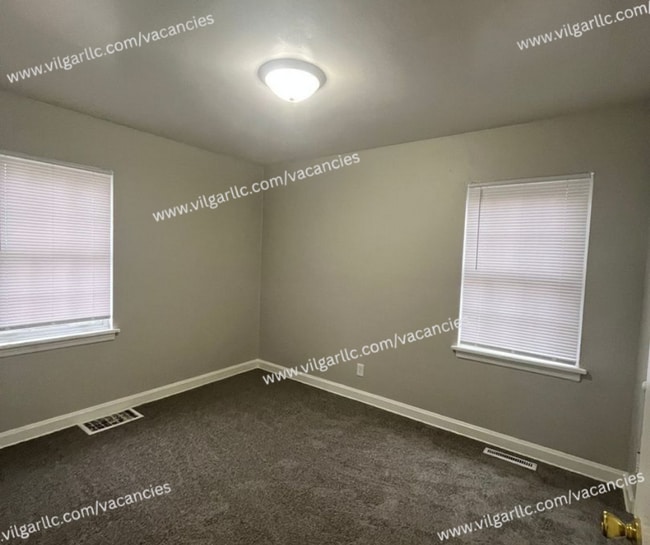 Building Photo - Spacious & Updated 2 large bedrooms & 2 fu...