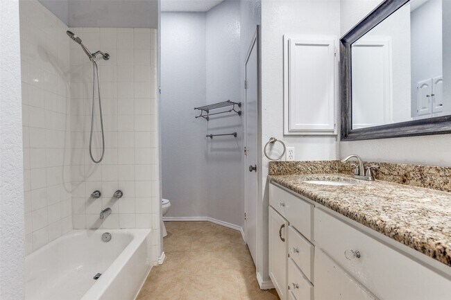 Building Photo - 706 Deep Well Dr