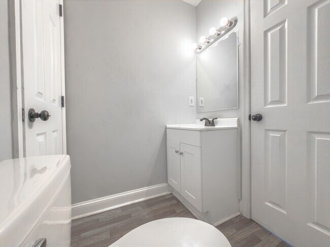 Building Photo - 2BR Townhome in West Ashley – Prime Location & Fresh Updates!