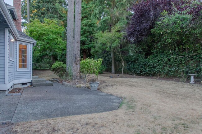 Building Photo - 5Bd/2.75Ba Mercer Island House