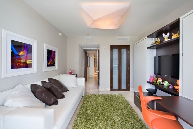 Building Photo - 5875 Collins Ave