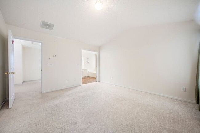 Building Photo - 740 Clairidge Ln SW